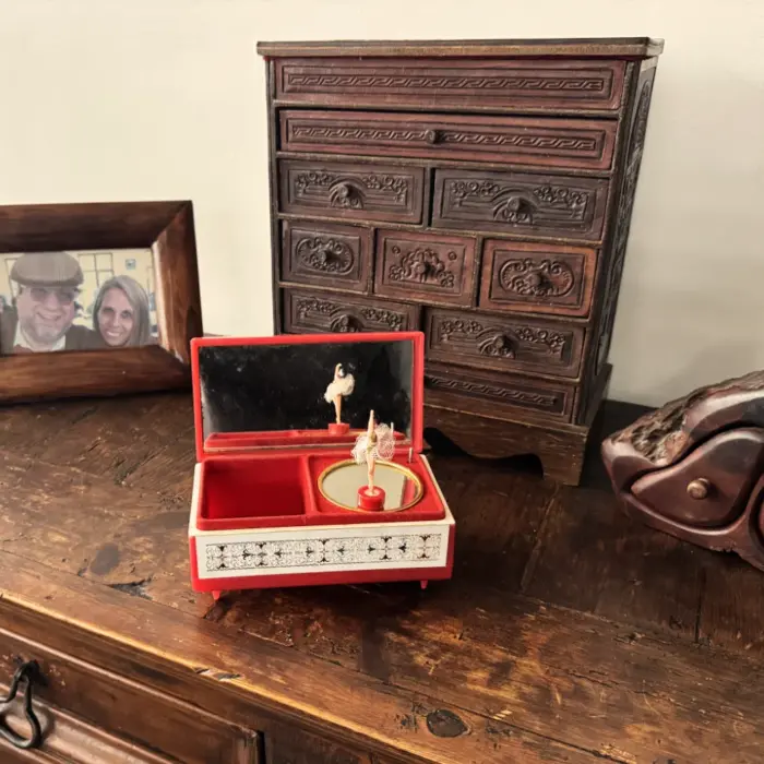 “Las cajitas de música de aquellas mesas de tocador”